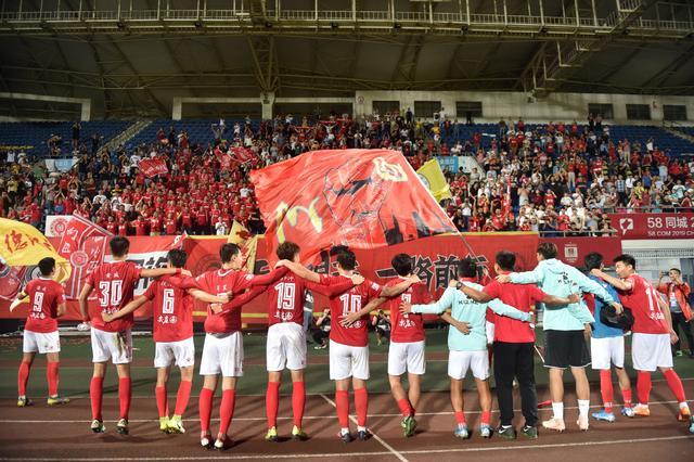 古尔芬克尔独造3球费利佩双响 蓉城4-1大胜海港