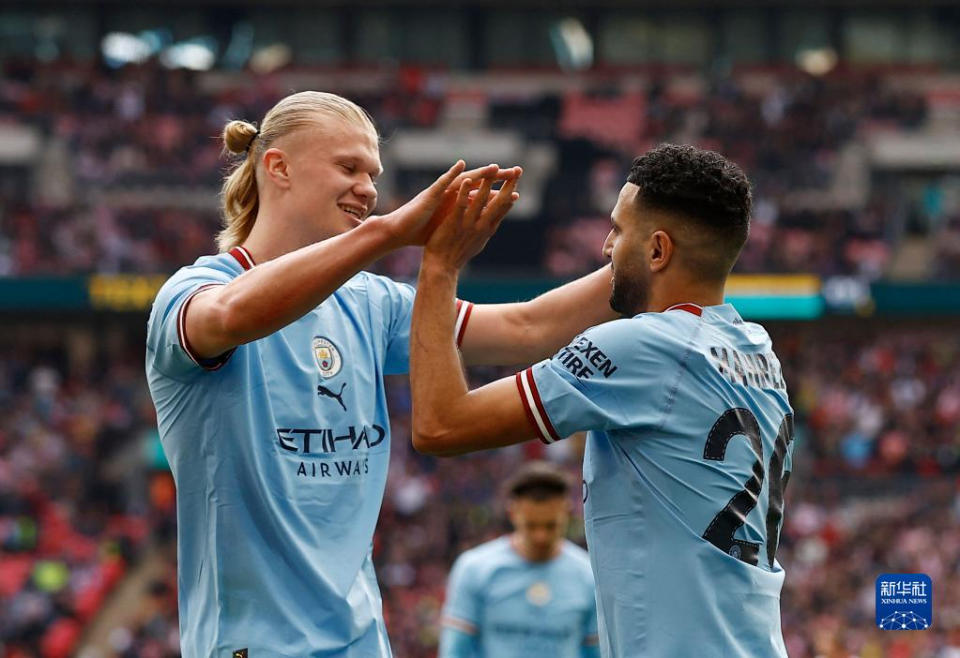 霸凌 樊振东德国杯夺冠被弗朗西斯卡撒彩带 一边摘彩带一边哭笑不得