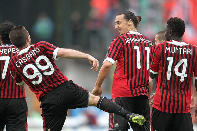 王哲林场下鼓掌叫好！李弘权假投真传助攻怀特塞德大猩猩暴扣